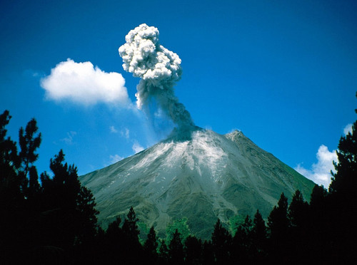 Большой вулкан перед извержением