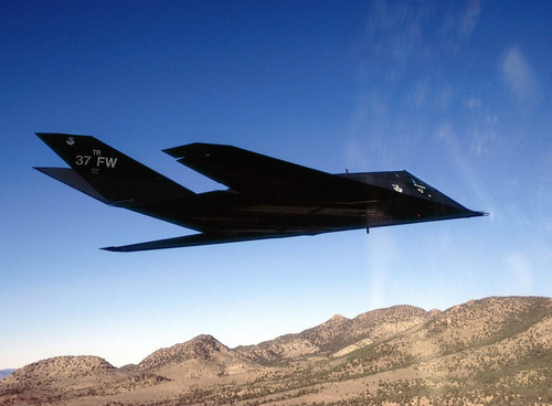Черный самолет F-117 стелс (stealth)